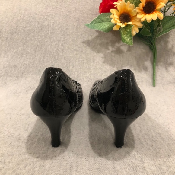 NWT - Aerosoles Black Patent Reptile Textured Heeled Pumps - Picture 2 of 14